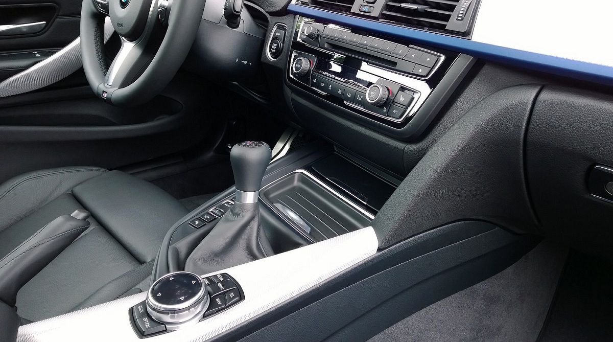 5 Common Mistakes to Avoid While Driving a Manual Transmission Car